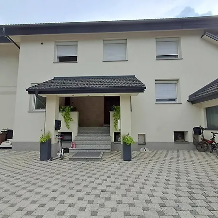 Dom 1a Povezani Z Naravo 公寓 *